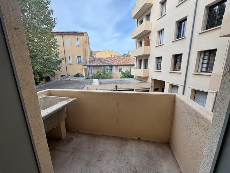 À vendre – T2 au cœur d’Aix-en-Provence, haut du Cours Mirabeau – Face au tribunal