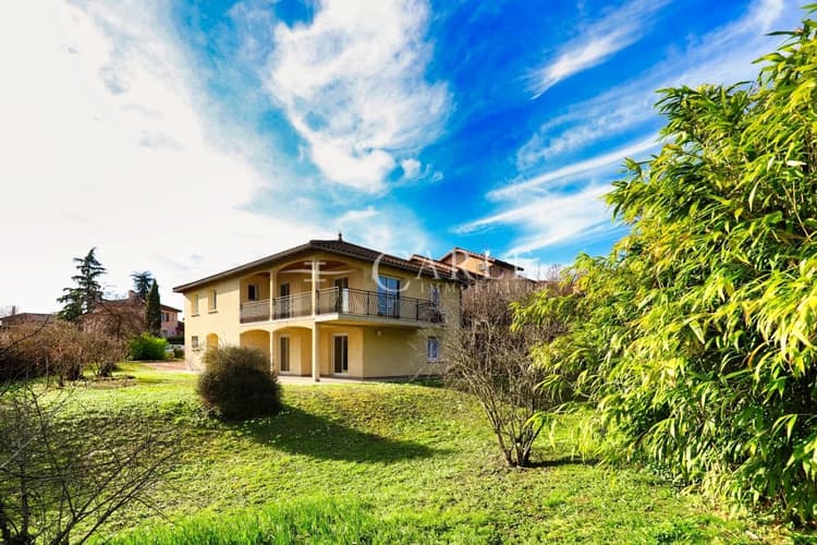 Villa sur un grand terrain entre le centre de Genas et d'Azieu