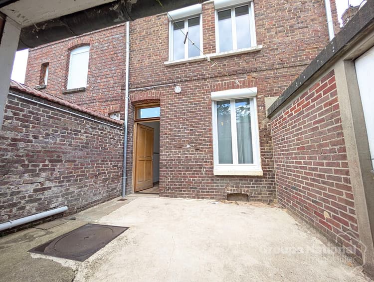 A BEAUVAIS: MAISON DE VILLE DE 6 PIECES.