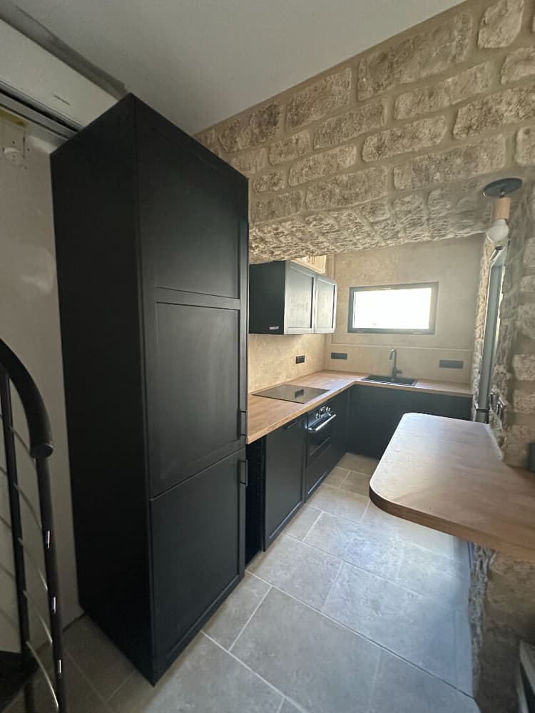 Mouriès : Maison de village en Pierre + cour