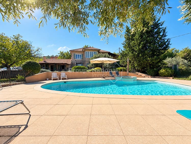 Villa de type 7 avec piscine, garage et dépendances !