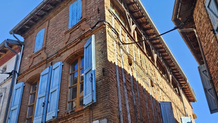 Immeuble de caratère rénové, 3 logements loués et une cave