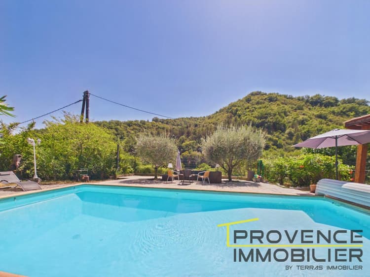 Maison en pierre avec piscine sur plus de 6 000 m2 de terrai