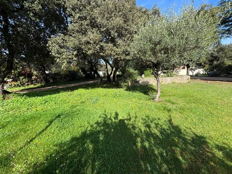 Terrain constructible d'environ 963 m² à Saint-Siffret