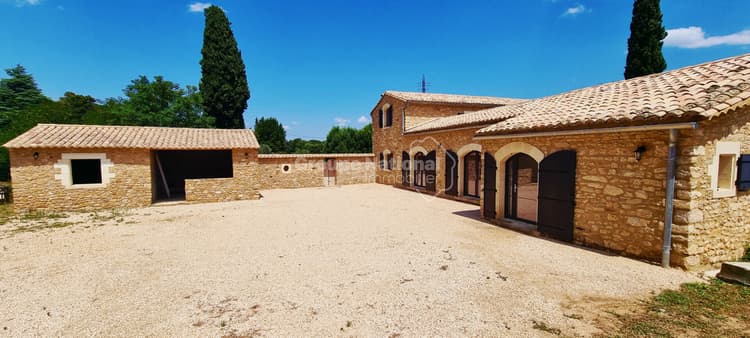 Mas rénové sur 3 000m² de terrain