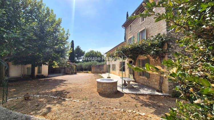 BEAUMES DE VENISE MAS DE CARACTERE SUR 2893 M² DE TERRAIN — Magnifique Mas à fort potentiel