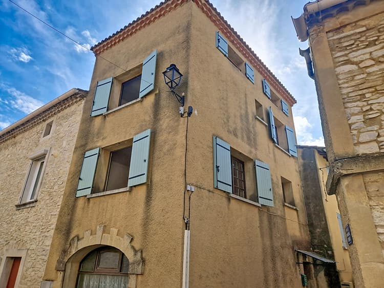 Maison Lirac 3 pièce(s) 80 m2 sur 3 niveaux à rafraîchir.
