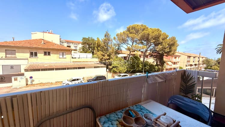 Idéal pied-à-terre à Saint Aygulf : charmant T2 vue mer avec Balcon, meublé et cave à 100m de la mer