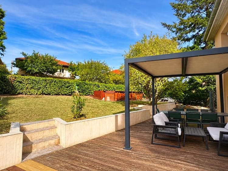 EXCLU ST-GENIS-LES-OLLIERES MAISON RENOVEE AVEC PISCINE