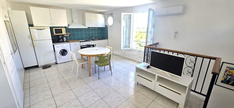 A LOUER A LA COURONNE VILLAGE! Maison meublée de type 3 de 53 m² sur 2 niveaux avec garage , terrasse et jardinet.