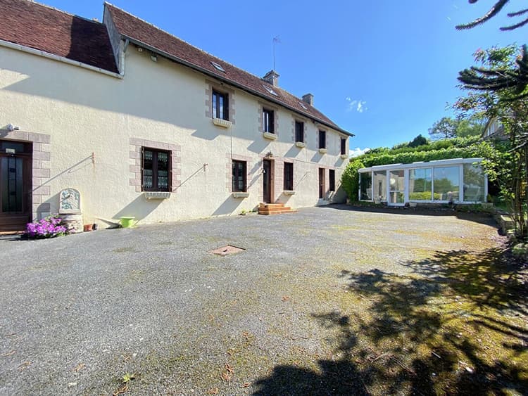 Belle maison familiale avec verger et espaces de vie chaleureux à proximité des commerces