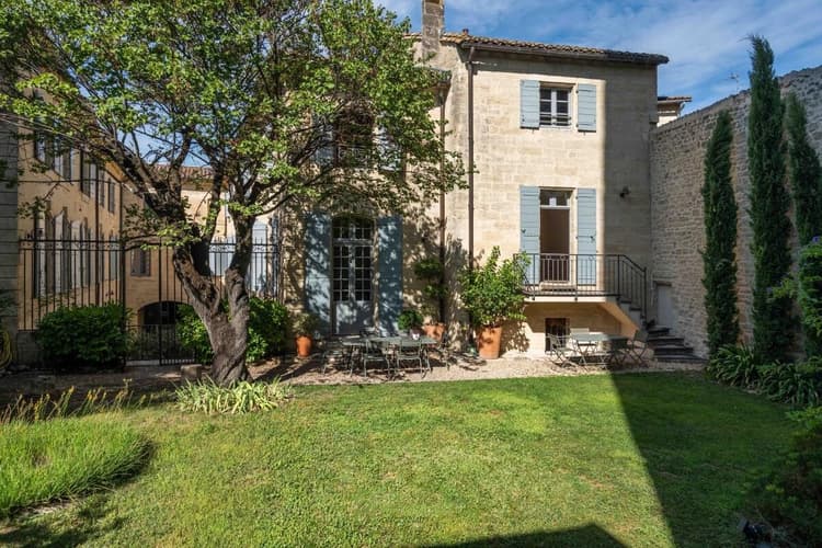 Appartement de caractère avec jardin privé au cœur historique d’Uzès