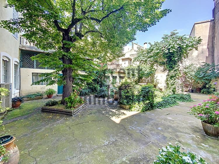 A vendre immeuble au centre ville de Cavaillon de plus de 380m² habitables, un jardin avec possibilité de découpage