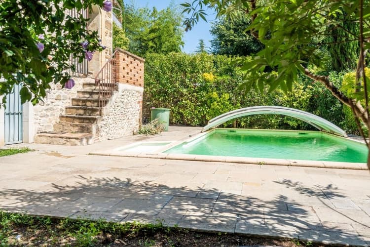 Entre Uzès, Alès et Nîmes, mas de village avec vue, jardin, piscine et dépendances