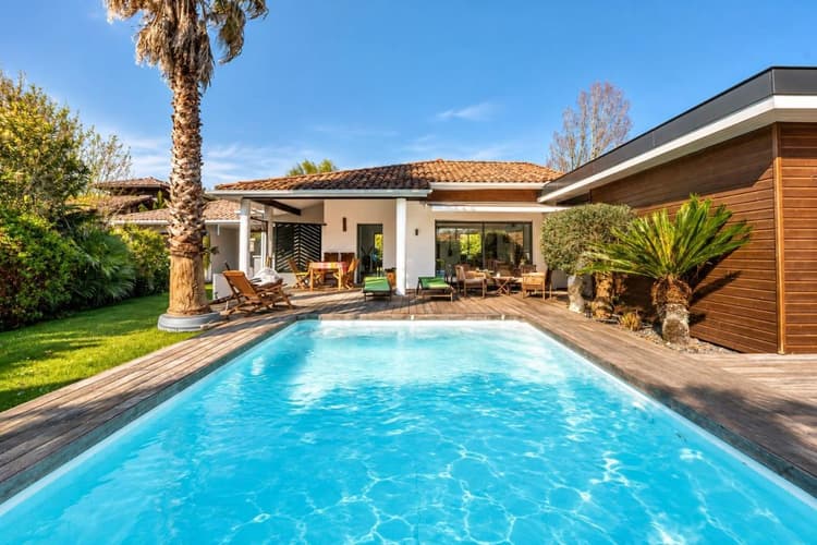 Élégante maison de plain-pied avec piscine chauffée
