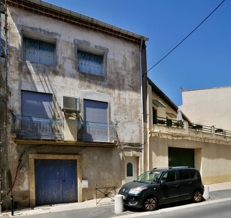 Grande maison de ville avec garage et cour