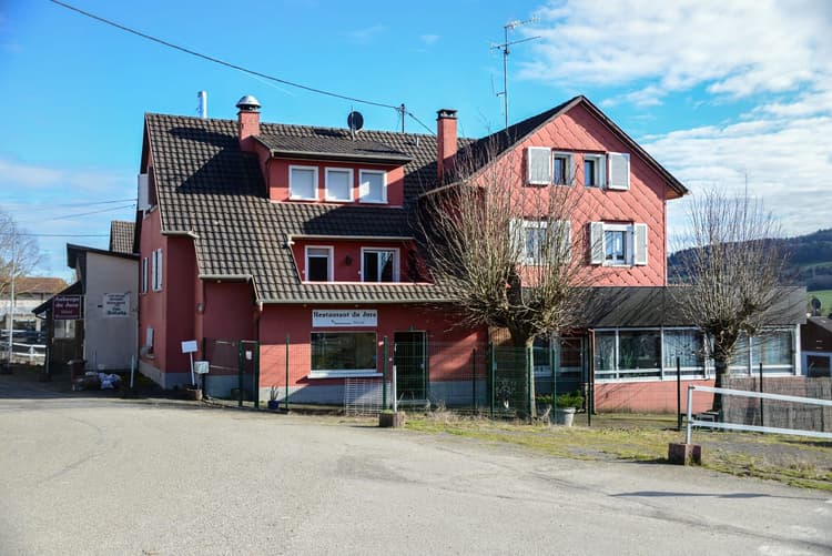 Immeuble, appartements et locaux commerciaux