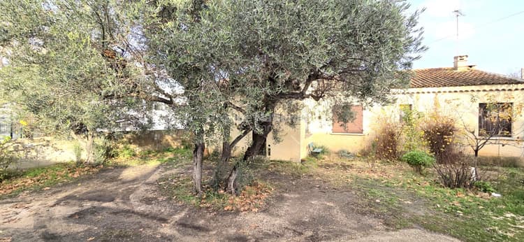 MARTIGUES! Proche centre ville et port, maison de type 4 de 90 m² avec terrasse,garage attenant de 33 m² avec mezzanine et cave de 20 m², abris voiture sur 787 m² de terrain!