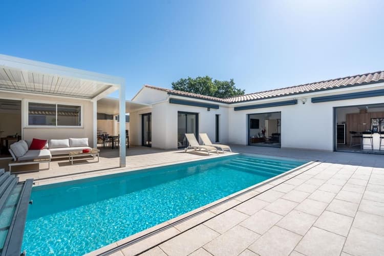 Maison récente avec piscine et dépendance au cœur de Saint-Victor-la-Coste