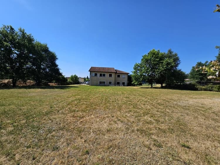 Maison 10 P 310 m2 à rénover sur 3400 m2 non constructibles