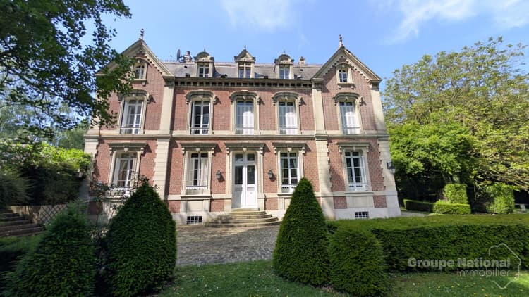 Château de caractère de 470 m² à seulement 12 minutes au sud de…