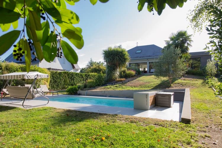 Sautron Maison rénovée de 171 m² avec piscine et vue sur