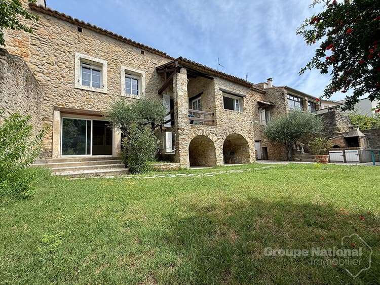 Mas de village en pierre de 103m2 sur 313m2 de terrain - Saint Marcel De Careiret