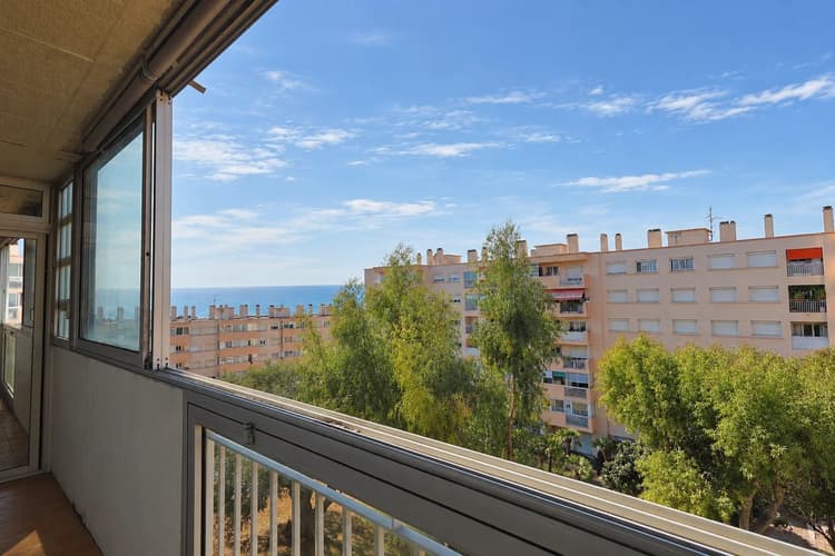 Antibes – Appartement traversant 3/4 pièces en étage élevé, vue mer et verdure