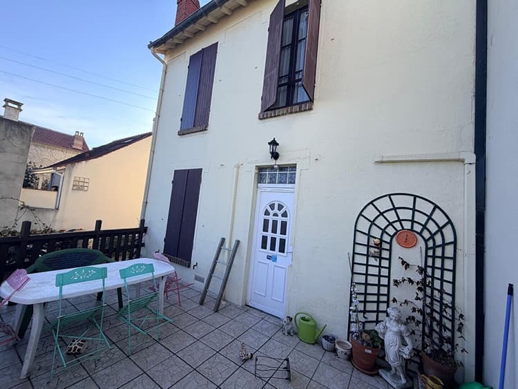 HOUILLES**Maison de caractère 1905 avec jardin sans vis-à-vis et fort potentiel.