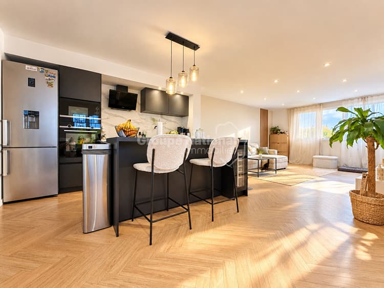 Magnifique maison entièrement rénovée avec extérieur et grand garage !