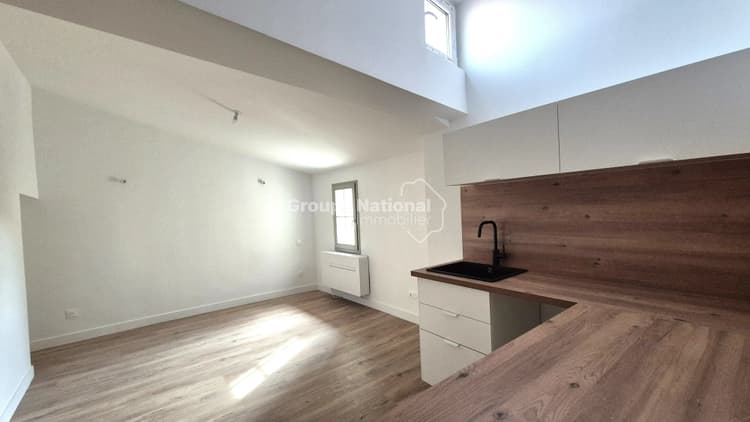 ST DIDIER APPARTEMENT ENTIEREMENT RENOVE — A proximité immédiate du…