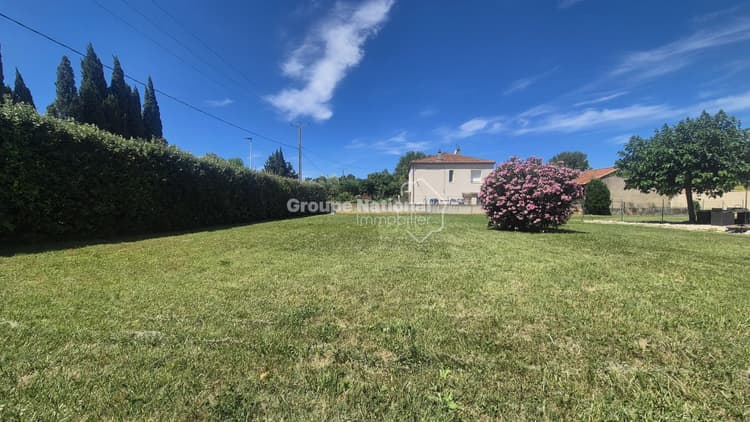 SARRIANS - TERRAIN CONSTRUCTIBLE 943 M² — Hors lotissement - Environnement résidentiel