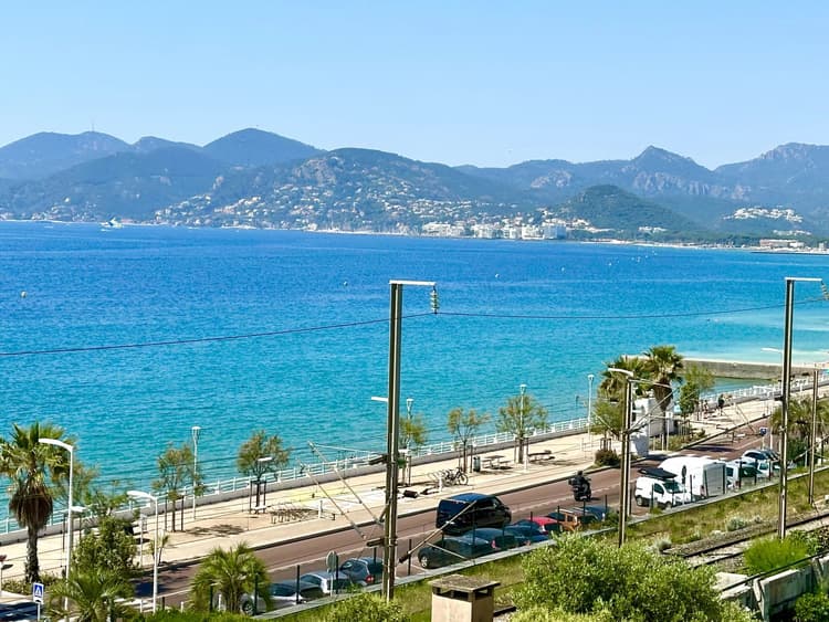 2PP + VUE MER + RESIDENCE AVEC PISCINE + GARDIEN + PARKING