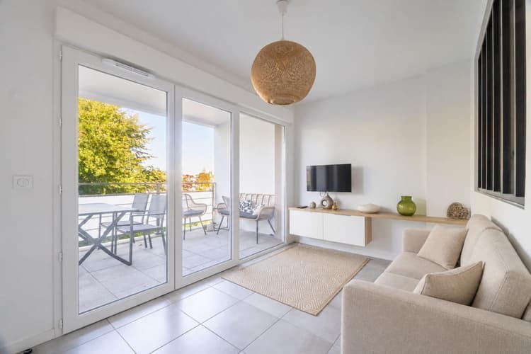 T1 bis meublé avec balcon, parking et cave