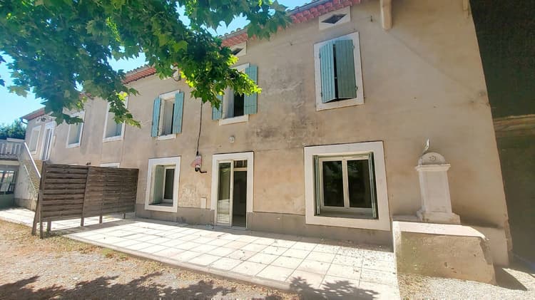 Plan d'Orgon : Mas avec terrasse et parking