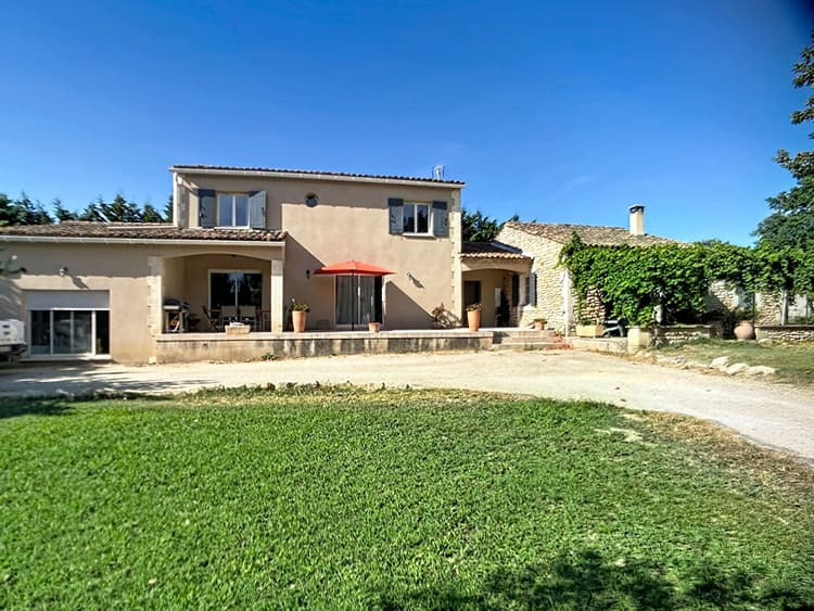 EYRAGUES - Superbe propriété de 246 m² sur un terrain de 3 671 m²