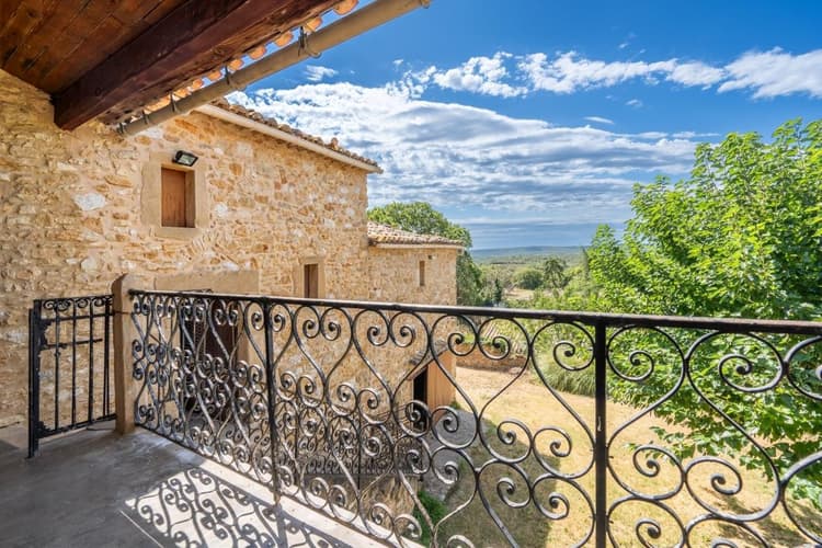 Mas avec dépendances au coeur d'un village proche d'Uzès