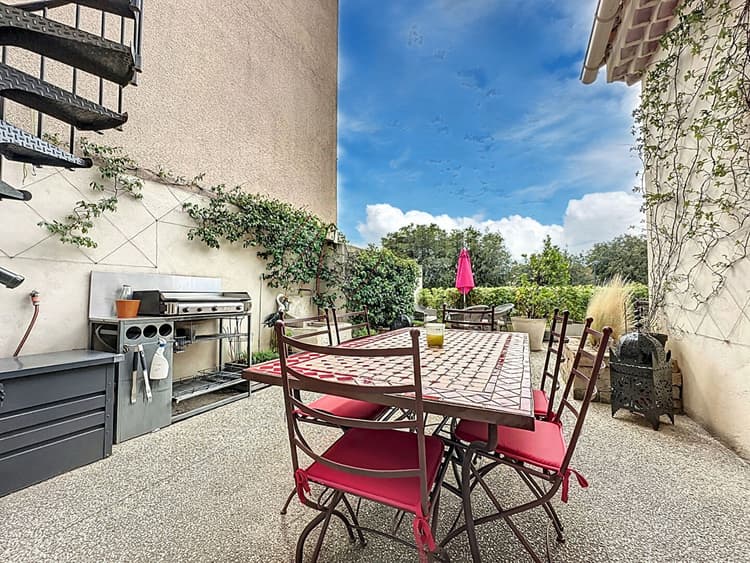 CAVAILLON Maison de ville 2 ch 1 suite 1 bureau garage et stationnement terrasse avec jacuzzi