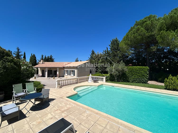 Maison de plain-pied 3 chambres avec piscine, garage, abri voitures sur parcelle constructible de 2826 m² - Loriol du Comtat