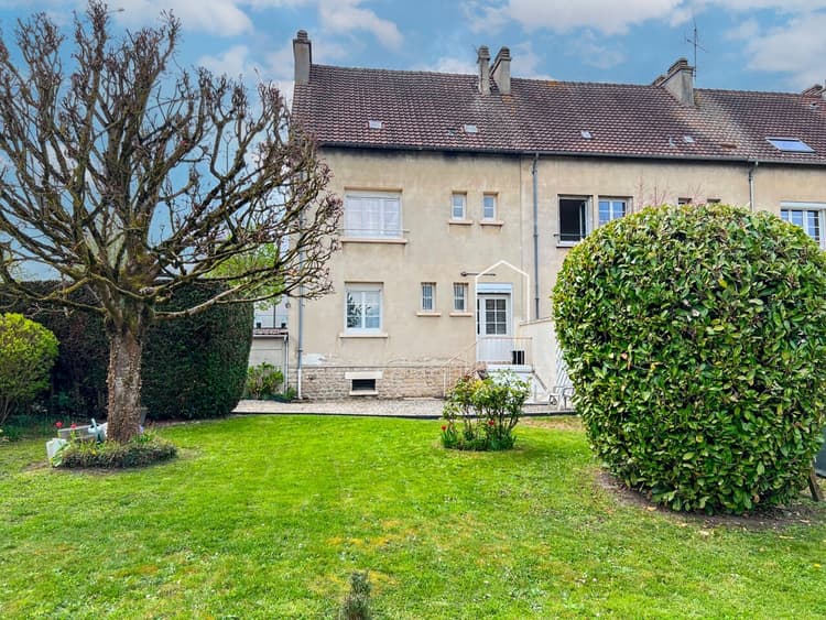 Maison de ville avec garage et jardin, à vendre
