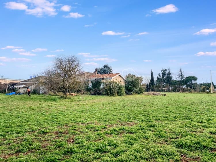 Terrain dans zone artisanale de 5452 m² avec maison de 90 m²