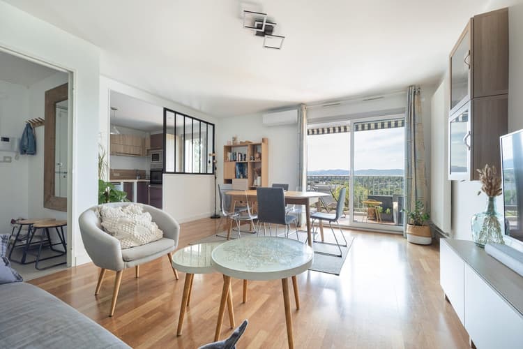 Bel appartement en dernier étage à proximité du centre de Tas