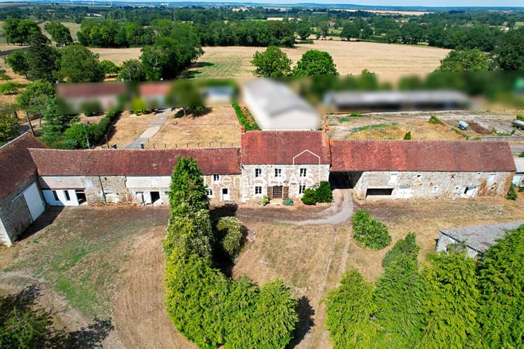 Ancien corps de ferme à rénover avec dépendances près d'Argentan