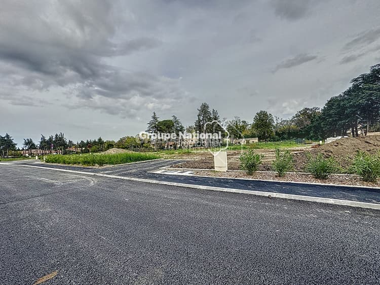 TERRAIN CONSTRUCTIBLE VIABILISÉ 723 m2