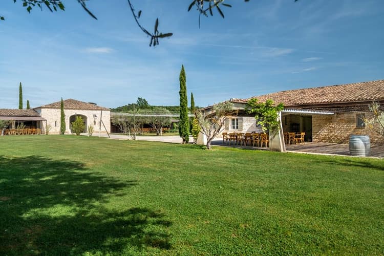 Exceptionnel domaine de 28 hectares situé en position dominante entre l'Uzège et la Vallée de la Cèze