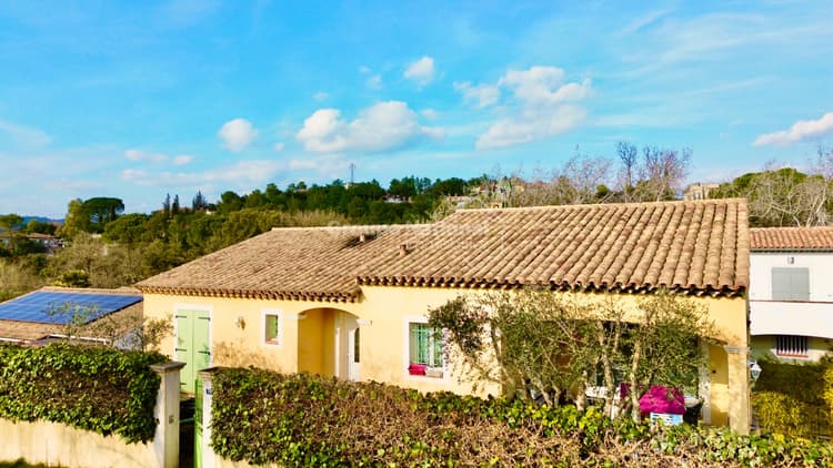 Villa à vendre à Vidauban 5 pièces proche centre piscine...
