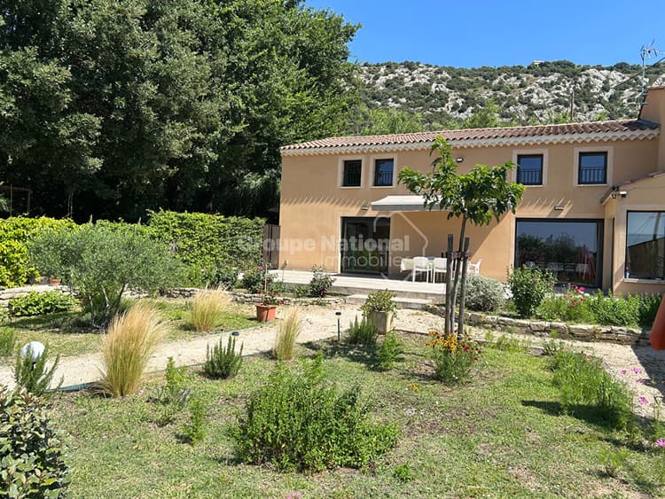 Belle maison de type bastide provençale d'environ 280 m² sur parcelle de 1517 m² avec piscine, garages et abri voitures - Beaumes de Venise