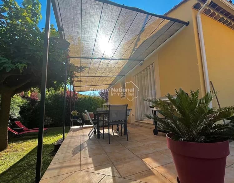 CARPENTRAS - JOLIE PETITE VILLA AVEC DEUX CHAMBRES ET JARDIN