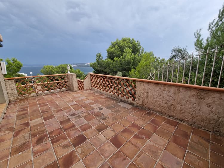 Martigues FERRIERES rare à la location appartement avec terrasse et jardin, 2 parking dans le jardin et un garage privatif
