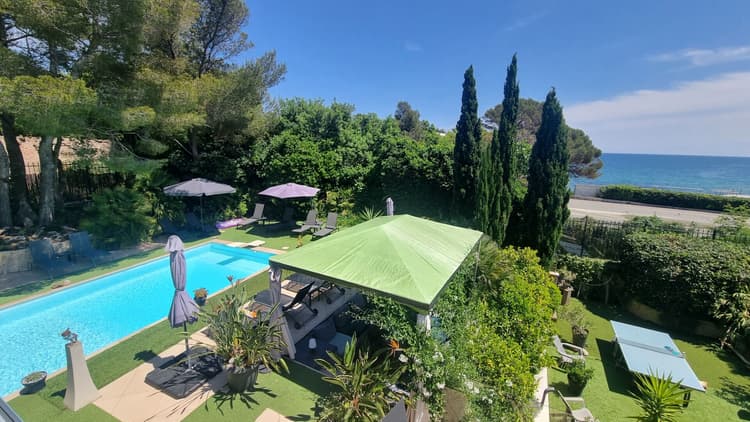 VILLA DE PRESTIGE AVEC VUE MER ET ACCÈS DIRECT À UNE PLAGE PRIVÉE